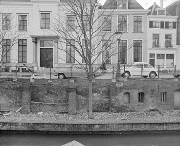 882191 Gezicht op de werfmuur en werfkelders onder de panden Nieuwegracht 6-10 te Utrecht.